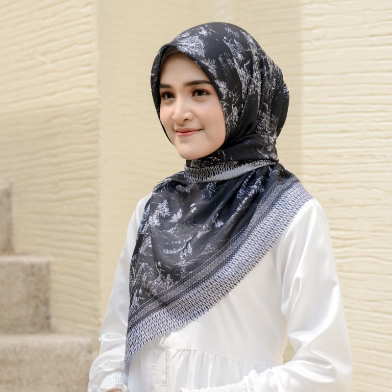 hijab segiempat voal motif koran arab premium / segiempat koran arab lasercut premium sz 115 x 115cm-PEG. Hitam