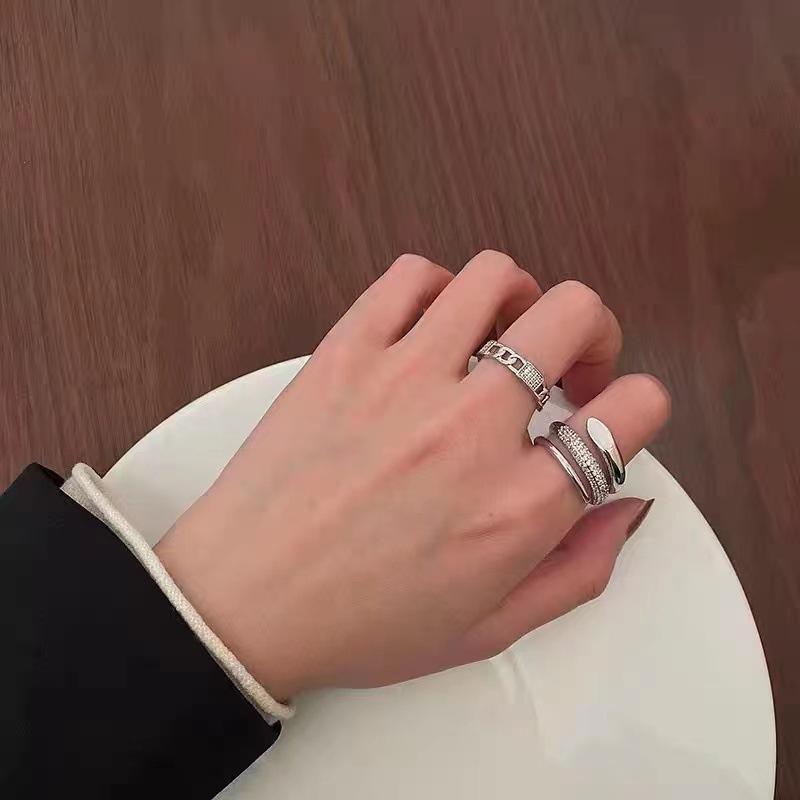 Cincin Model Lilit Desain Ular Warna Silver Hias Zirconberlian Gaya Punk Untuk Wanita