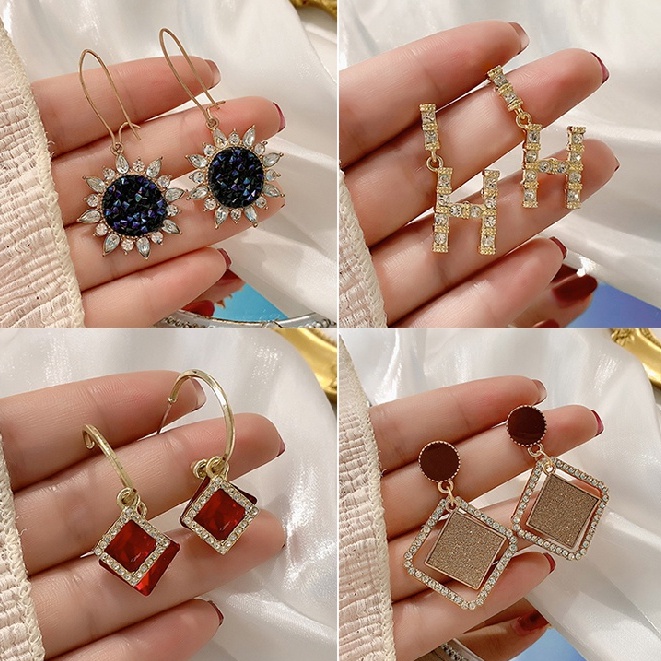 Anting Stud Panjang Aksen Mutiara Bahan Logam Gaya Korea Untuk Wanita