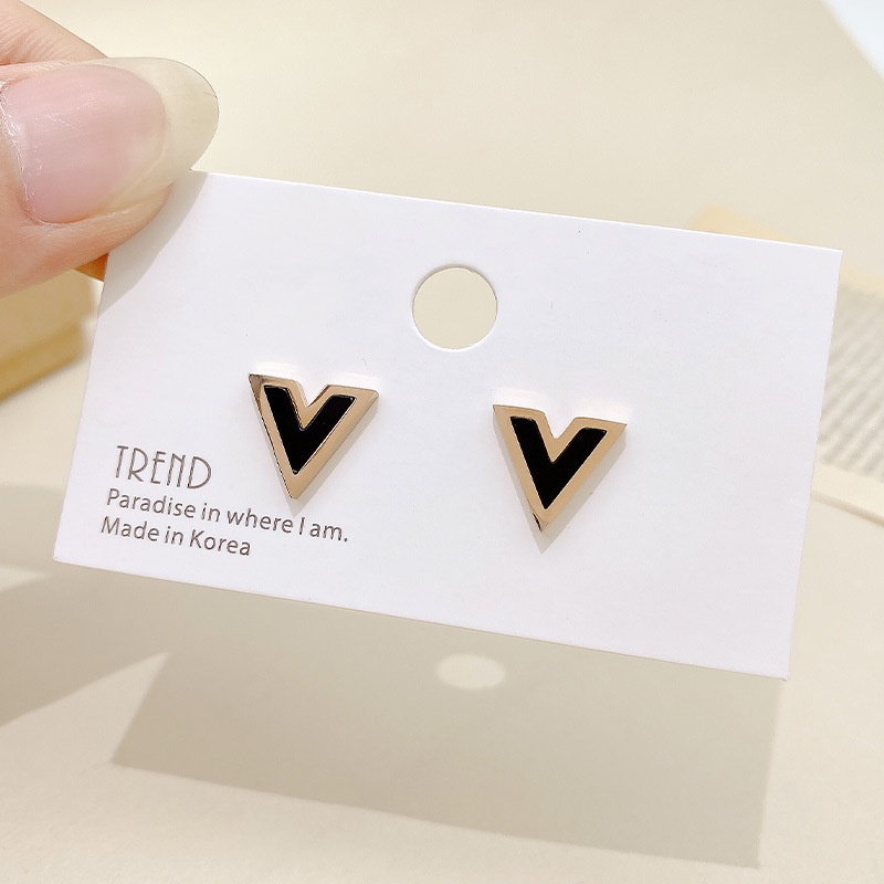 Berbentuk V kancing hitam sederhana alfabet huruf anting-anting wanita 2020 baru trendi kecil Korea