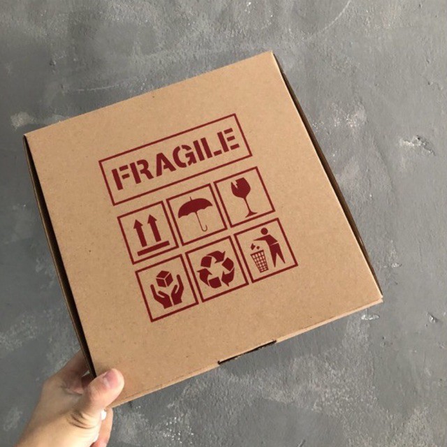 

fragile box red siap dipakai cocok buat onlineshop dan packing siap pakai