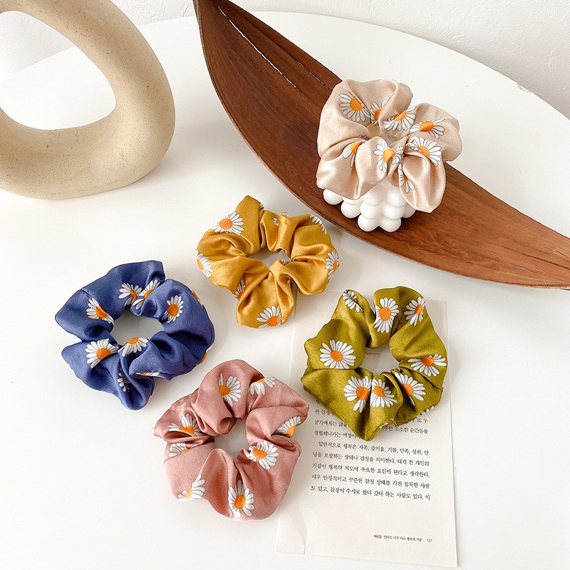 OVERFLOWS.ID ✿ Scrunchie Ikat Rambut Cepol Korea Lucu Satin Bunga Daisy Import