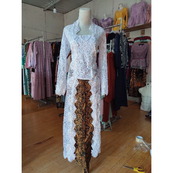 kebaya akad brokat putih mewah