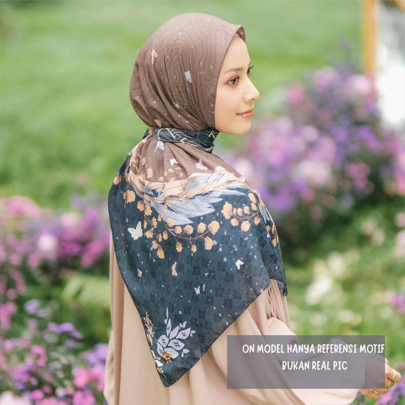 HIJAB SEGI EMPAT MOTIF META SERIES