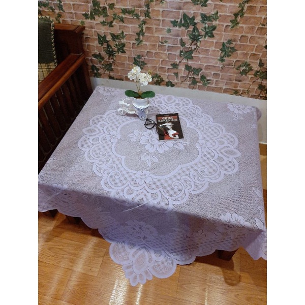 TAPLAK MEJA KOTAK/ MEJA TULIS 1044 UNGU MUDA uk.135x135cm