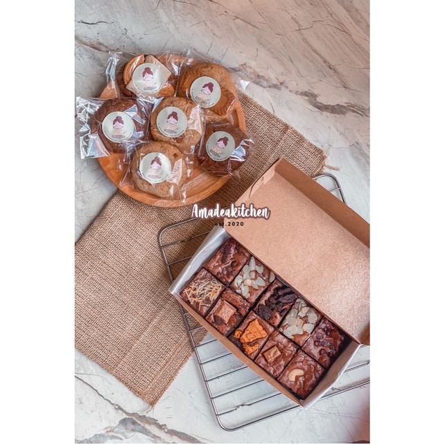 

Paket Keluarga A ( Fudgy Brownies 20cm x 10cm) Biscoff Lotus, Kitkat, Cadburry, Oreo, Keju, Almond, Mente, Chocochip dan Soft Baked Cookies 6pcs Nutella, Double Choco, Smores, Biscoff Lotus, Classic, Choco Cheese