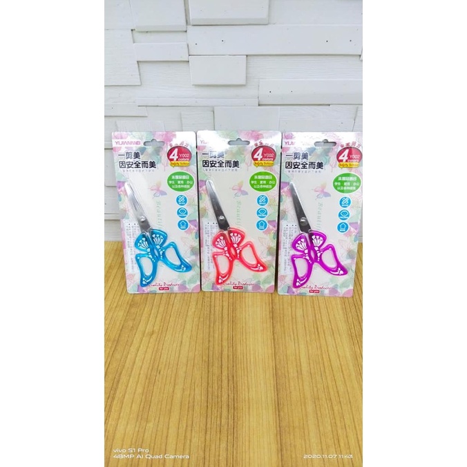 

Gunting anak pegangan bentuk kupu kupu