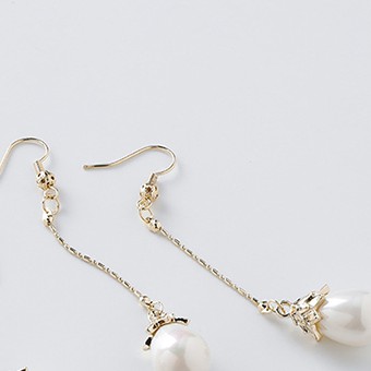 LRC Anting Gantung Fashion Long Gold Pearl Flower Drop Earrings D28094