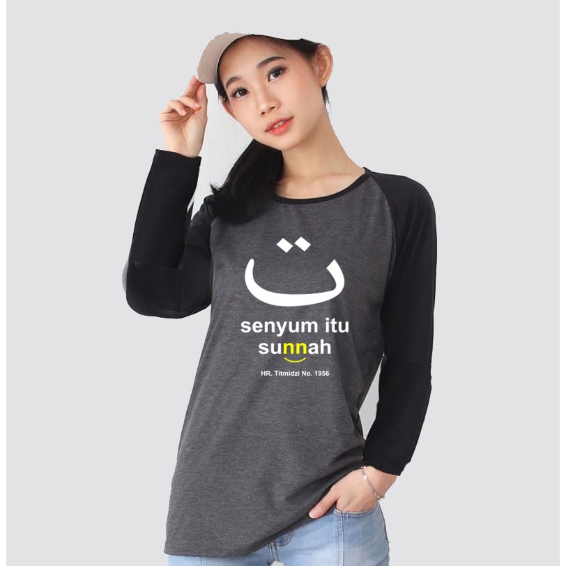 Kaos Raglan Panjang Abu Tua Bertuliskan Senyum itu Sunnah