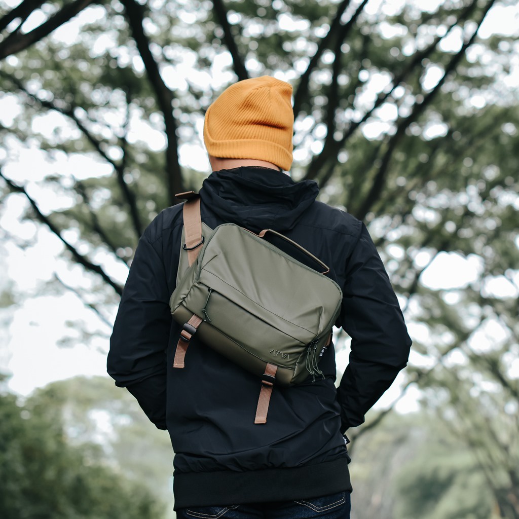 ZOOM OLIVE GREEN ORIGINAL x ATVA Tas Kamera Selempang Hijau Pria Wanita Unisex Slingbag Lensa DSLR Mirrorless Sling Bag Camera Multifungsi Casual Camera Shoulder Bag Premium Waterproof Shoulderbag Tas Kamera Slempang Bahu Anti Air Keren Terbaru Kekinian