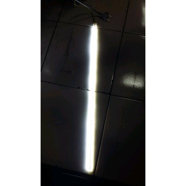 Alis lampu utama mobil