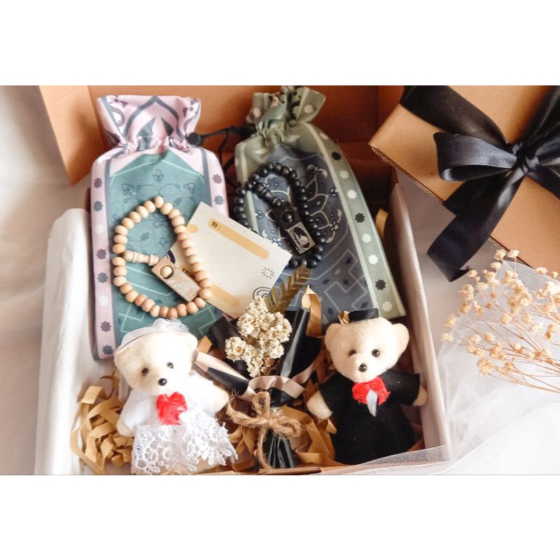 

Hampers wedding Kado pernikahan Sajadah Tasbih Boneka Wedding Mini Buket Murah Kado Pasangan