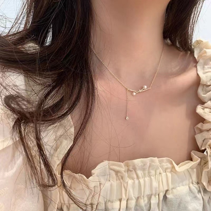 Kalung Rantai Klavikula Hias Liontin Kristal Mutiara Berlian Rumbai Bahan Baja Titanium Warna Emas Untuk Wanita