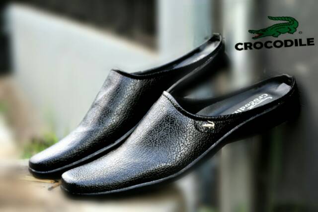 BEST SELLER / SENDAL SEPATU BUSTONG CROCODILE HITAM