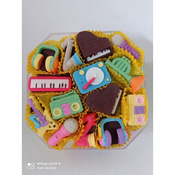 

coklat karakter alat musik, piano, gitar, radio, headphone, mic