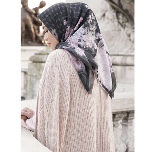 Buttonscarves Hydrangea Noir