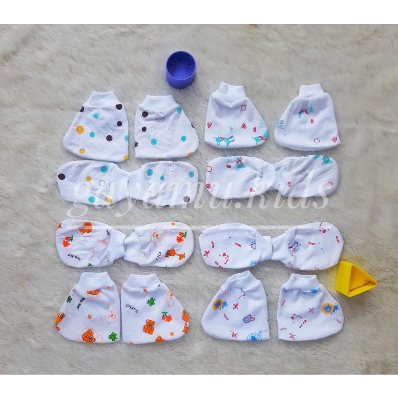 sarung tangan dan kaos kaki bayi.. 3 set  kaos kaki dan 3 set kaos tangan..