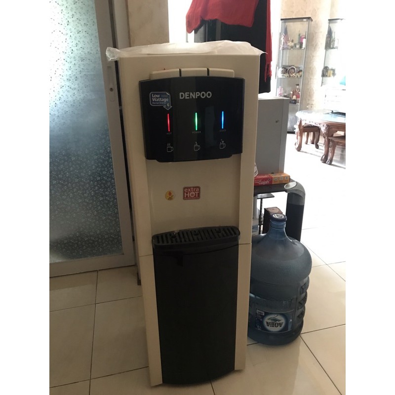 Dispenser Denpoo galon atas lemari kulkas di bawah