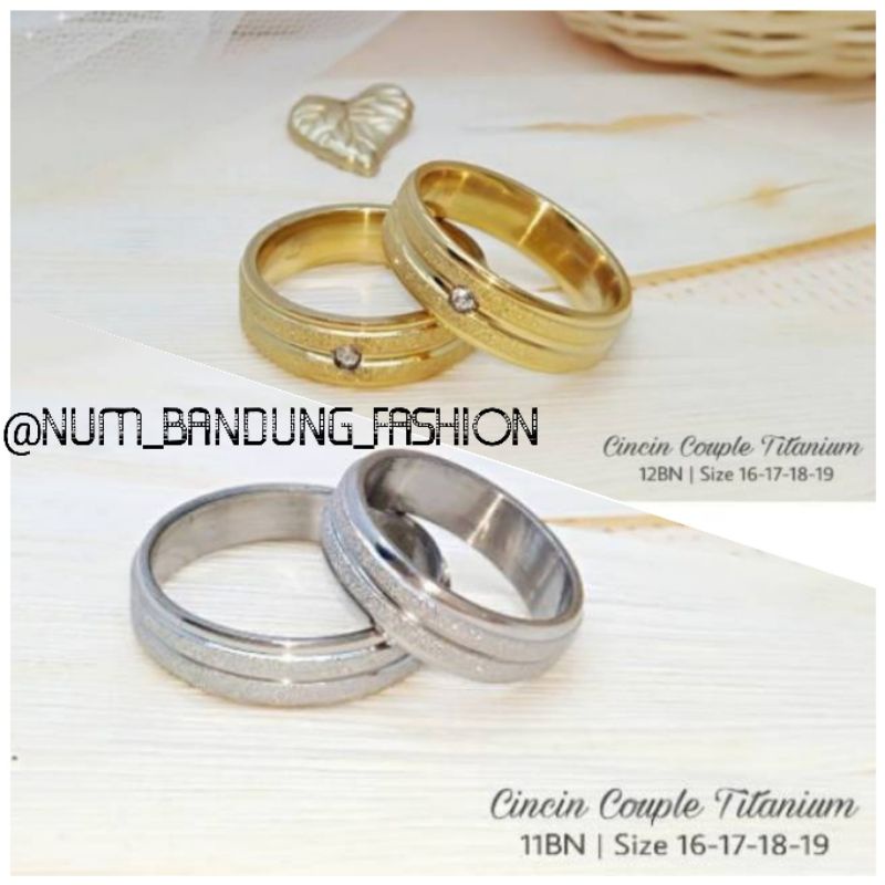 CINCIN COUPLE TITANIUM SILVER/GOLD UKIR PASIR - CINCIN PASANGAN - CINCIN TUNANGAN WARNA SILVER BERLA