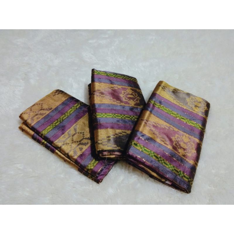Kain Sarung Tenun Sutra Khas “Bugis” Sengkang, Makassar