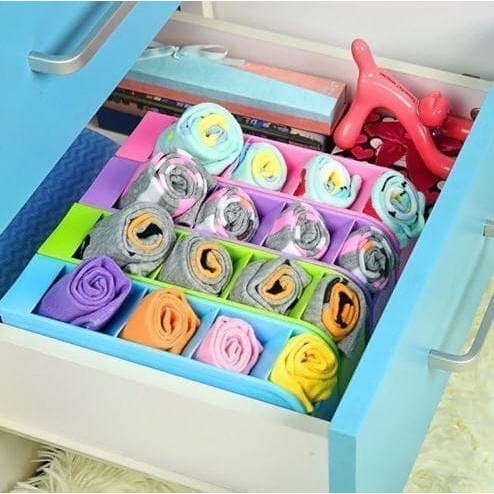 Rak Mini 4 Sekat / Rak Laci Plastik 4 Slot Pulpen Spidol / Desktop Drawer / Rak Mini 4 Sekat / Tempat Penyimpanan ATK Pena Pensil Pulpen Gunting Sendok / Kotak Organizer Tempat Alat Tulis Meja Kerja Belajar Remot AC TV Kipas Brush Make Up Kosmetik Dasi