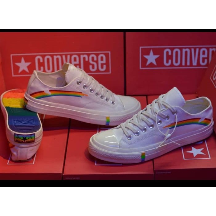 sepatu converse motif pelangi