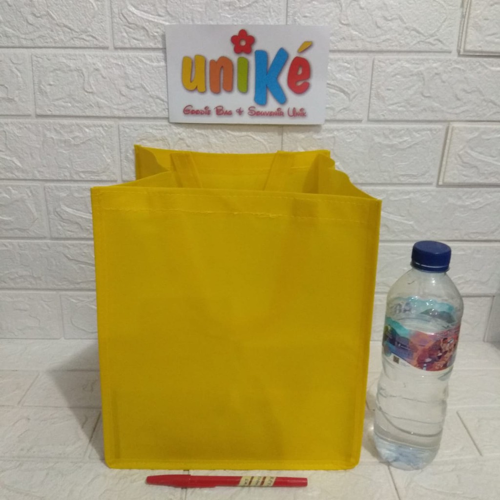 

Tas Spunbond 22X22 x25 Polos Hajatan Berkatan Bingkisan Hantaran Nasi Kotak Shopping Bag HBJ