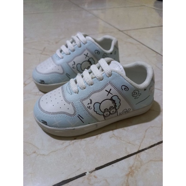 sepatu sneaker fashion anak terbaru motif kartun