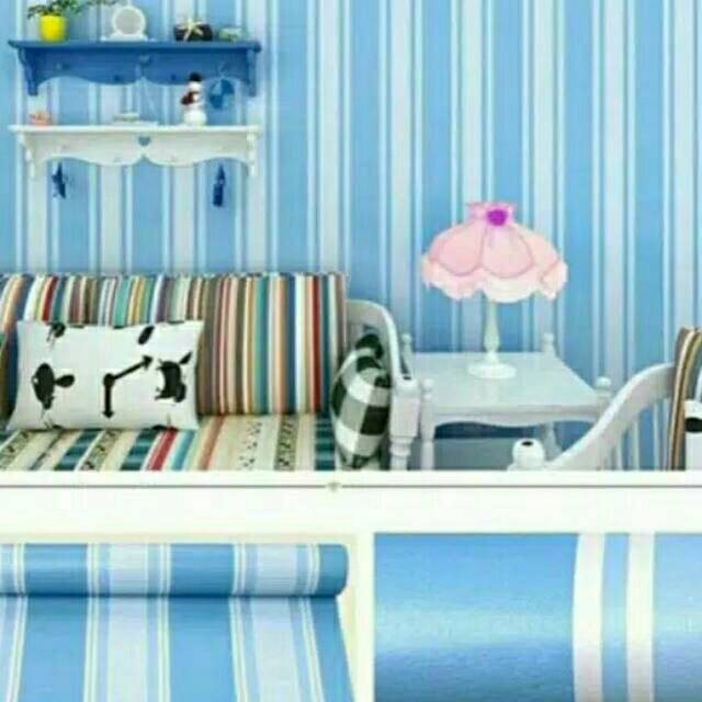 Wallpaper dinding motif garis biru