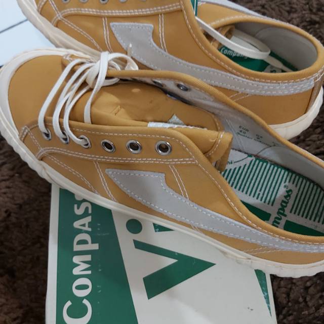 Sepatu Compass Vintage