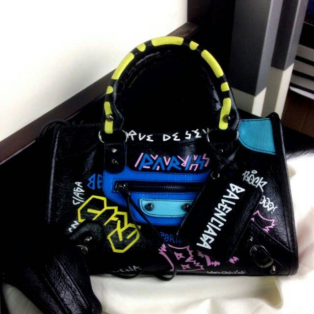 Tas Wanita BALENCIAGA Graffiti City Leather SS18 Bag #K1433-1/2
QUALITY PLATINUM 1:1