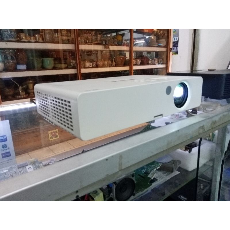 proyektor second/bekas panasonic pt-lb1vea normal bagus