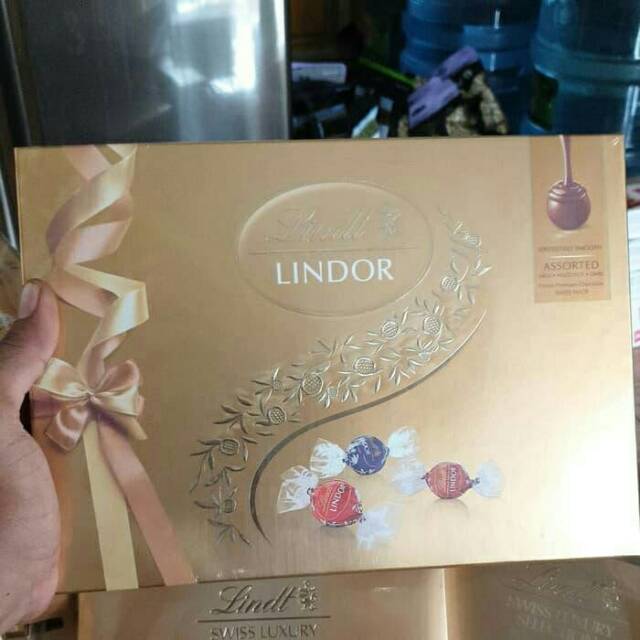 

Lindt Lindor Assorted Chocolate Gift Box-Cokelat Coklat Import