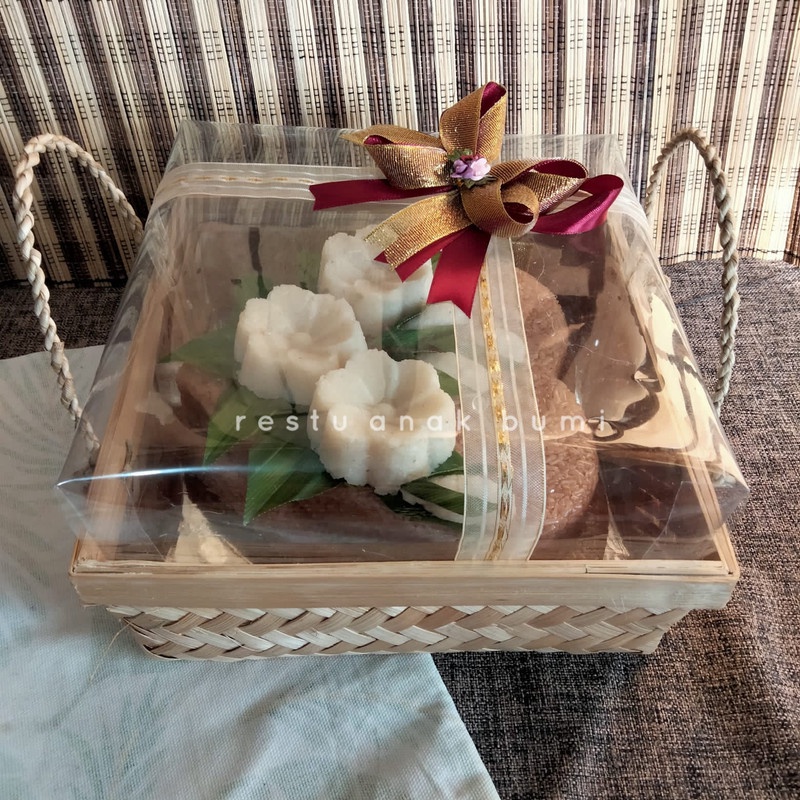 

(BMT) wadah parcel wadah hampers kotak seserahan keranjang hantaran Besek Seserahan 25cm Cangking/hantaran/nikahan/seserahan/hampers/bingkisan/wedding/hadiah/giftbox/keranjang/wadah makanan/gift/sembako/roti/cake/nasi/catering/nasi box/food/lamaran