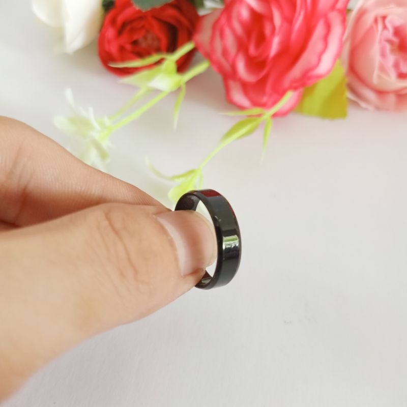 Cincin titanium warna hitam