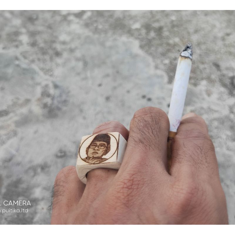 Cincin kayu grafir potret Gus Mus - Cincin kayu grafir tokoh