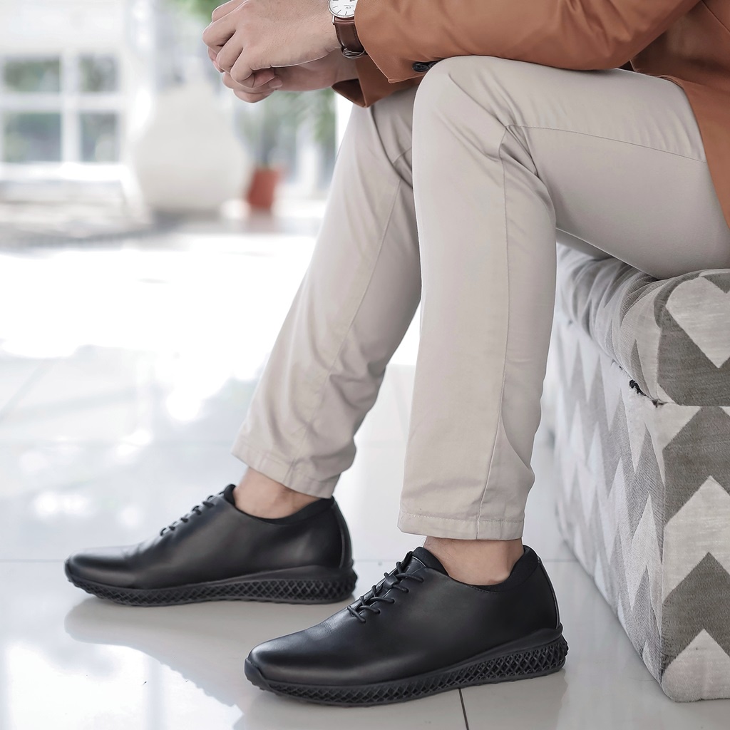 AMSTRONG BLACK ORIGINAL x KENZIOS Sepatu Formal Kulit Sapi Asli Pantofel Tali Full Hitam Pria Kerja Kantor Resmi Guru Kantoran Wisuda Kuliah Pesta Undangan Kondangan Nikah Modern Black Oxford Casual Derby Genuine Leather Footwear Terbaru Branded Kekinian
