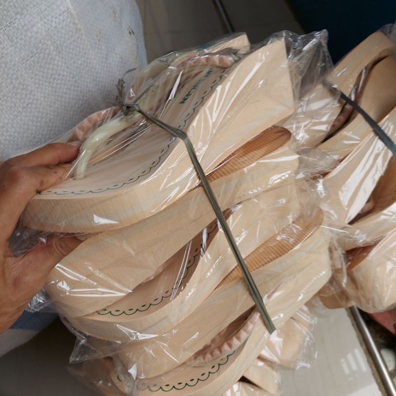 Sandal Wanita Wedges Jepit Piramida