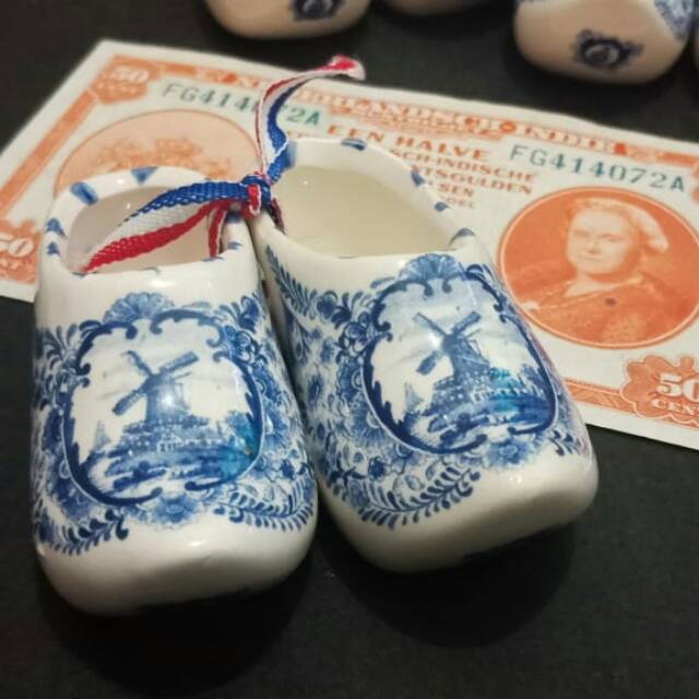 Pajangan sepatu keramik delft blue