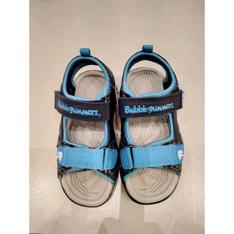 Sepatu dan sandal Bata