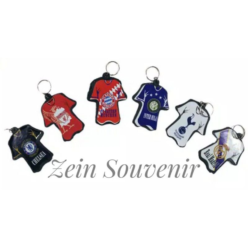 Souvenir gantungan kunci baju bola dikemas plastik