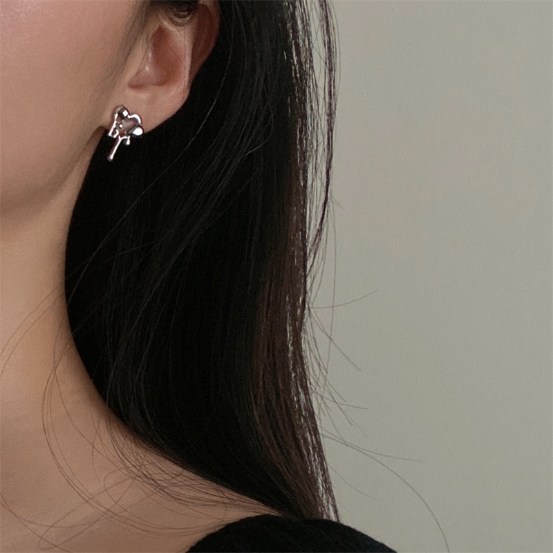 Anting Tusuk Motif Hati Warna Hitam Untuk Wanita