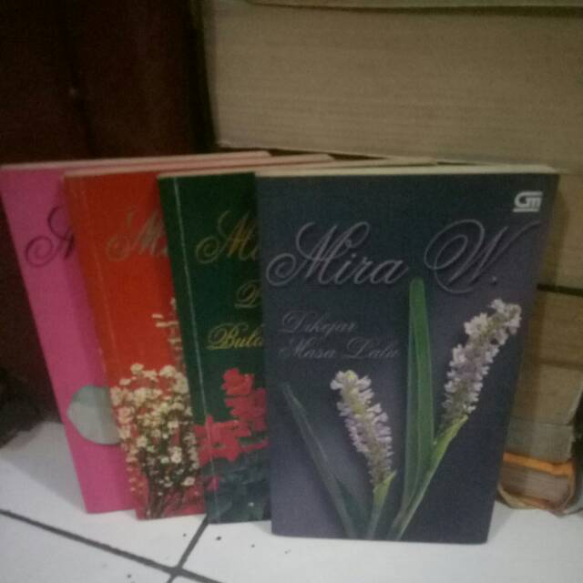 Mira W  Dikejar Masa Lalu ada 4 Judul