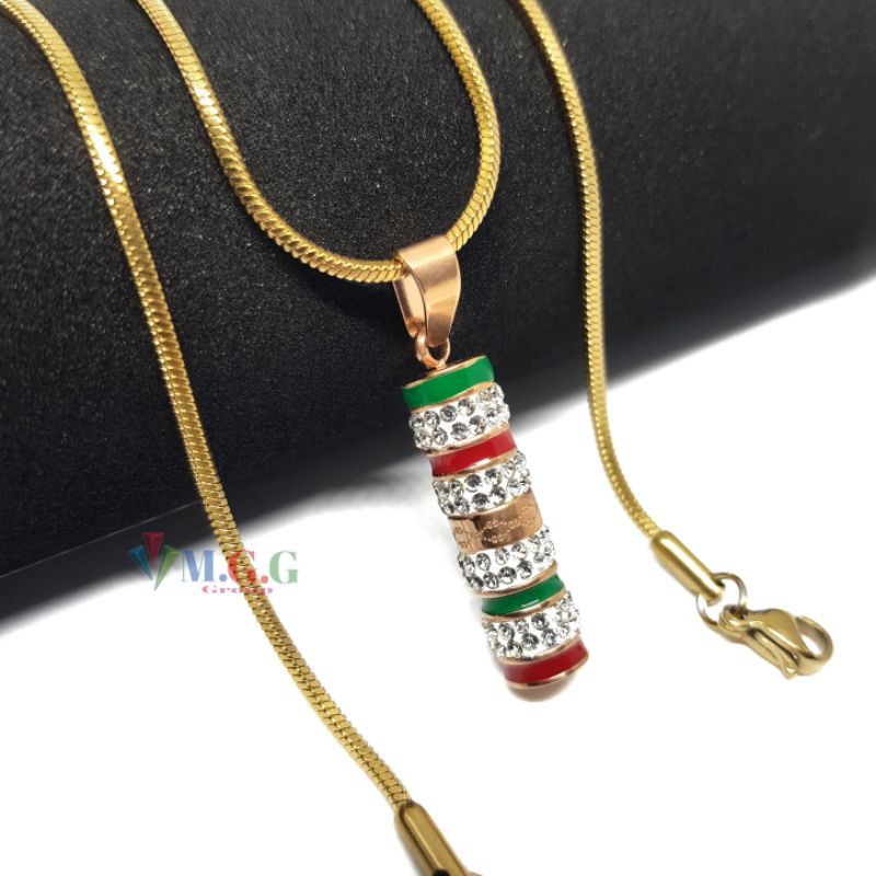 KALUNG WANITA EMAS TITANIUM STAINLESS STELL DENGAN LIONTIN GUCCI