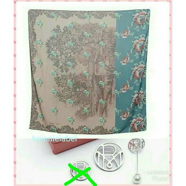 Edama Scarf dan Pin Logo Ria Miranda