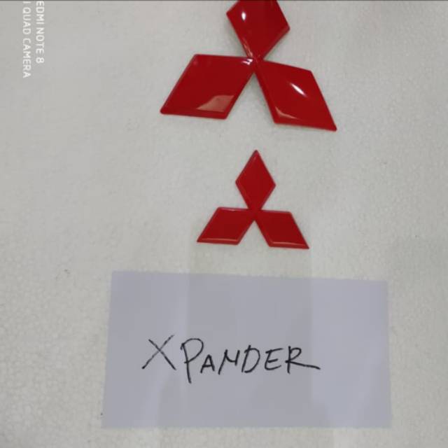 Emblem/ logo Mitsubishi merah mobil xpander