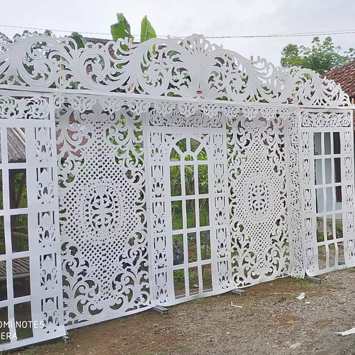 Ukiran pelaminan jendela