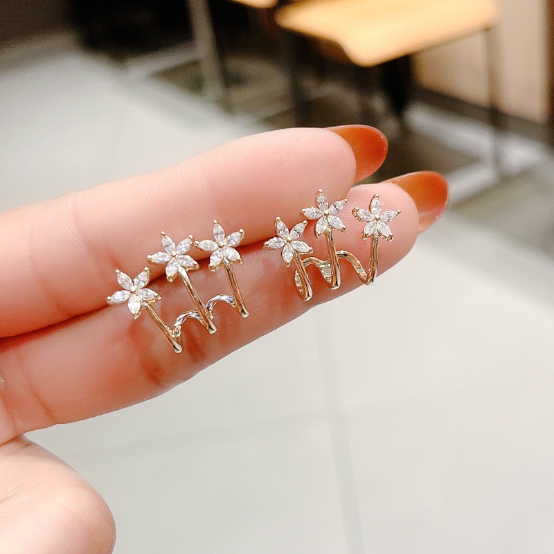 Anting Klip Desain Bunga Kecil Aksen Zirkon Untuk Wanita