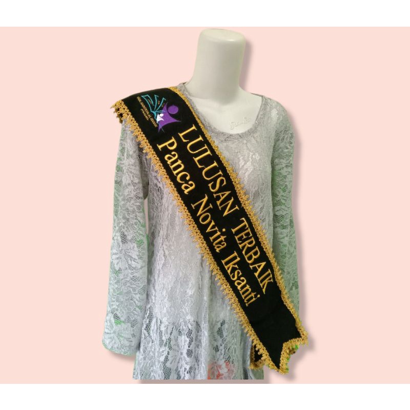 Selempang Wisuda Bordir Komputer 2 Baris + LOGO / Selempang Wisuda Bordir Komputer Renda Murah