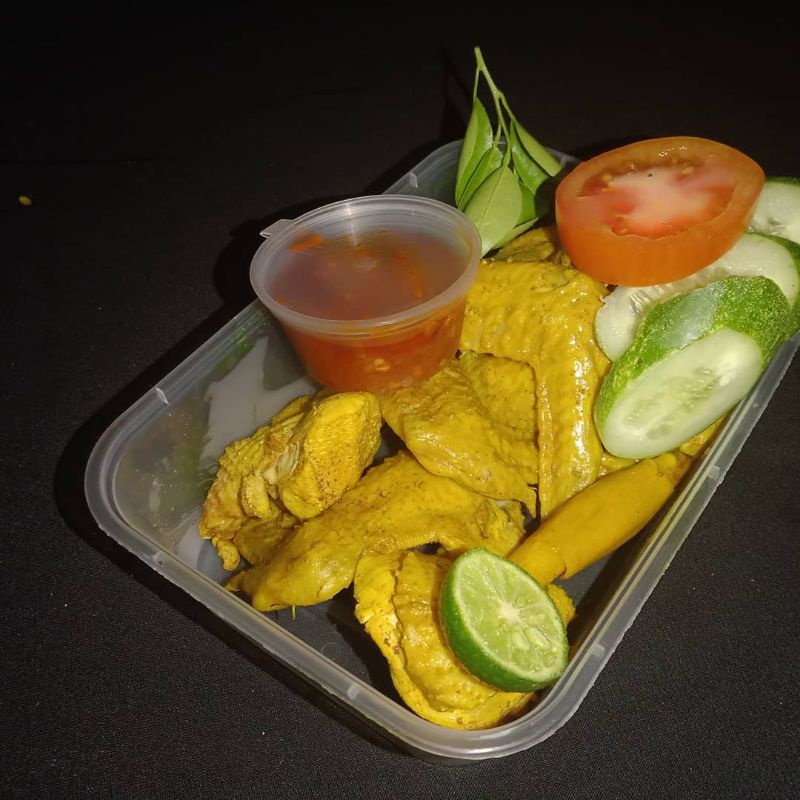 

Ayam ungkep 4 potong siap di goreng...solusi untuk yang males MASAK...